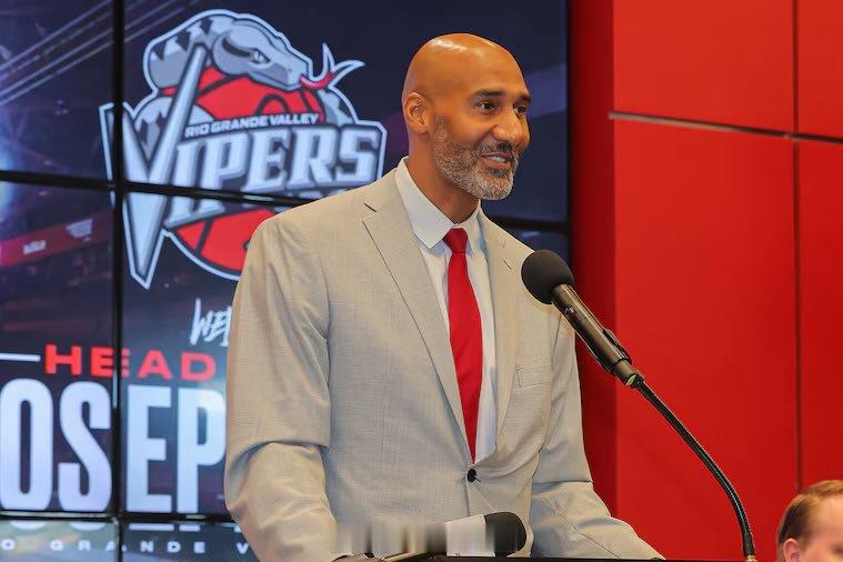 火箭下属球队毒蛇主教练约瑟夫·布莱尔被任命为NBA G联赛联队的主教练。NBA 