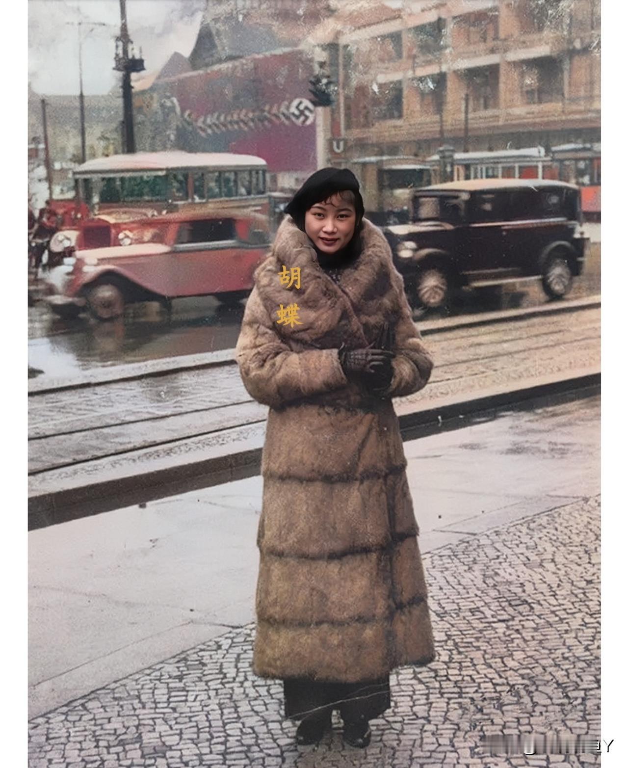 一九三五年，站在柏林街头的胡蝶，时年二十七岁。这绝非演戏，确是货真价实的本人，容