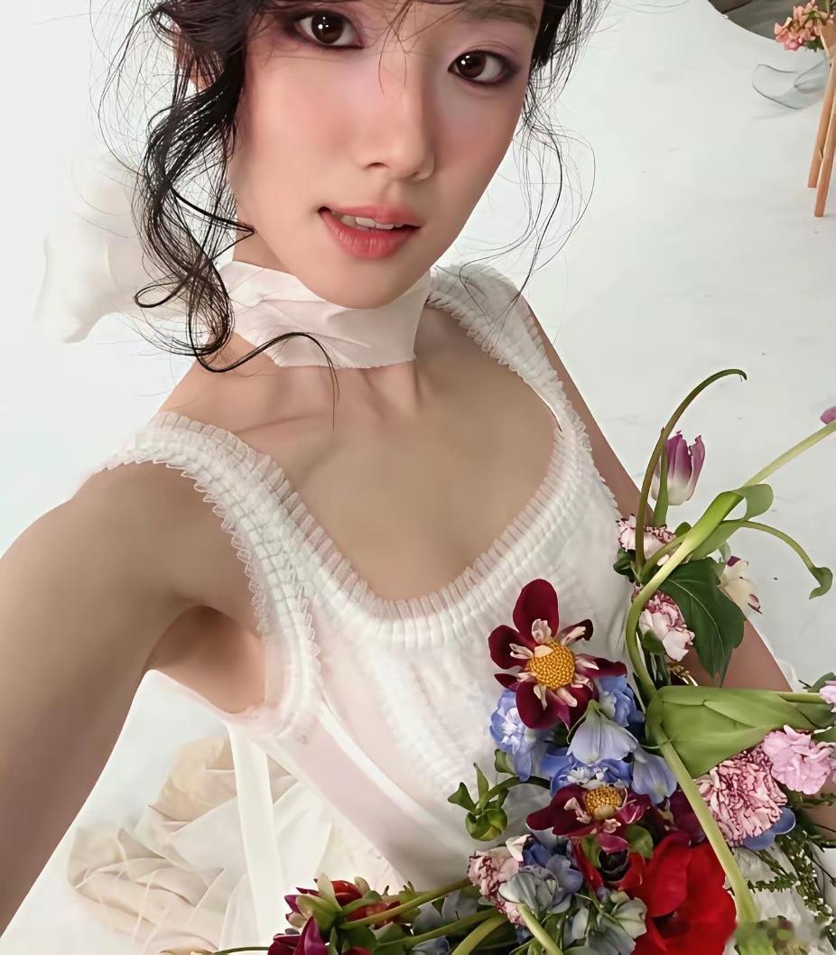 卢昱晓去年三月到今年真的瘦了好多！从轧戏路透里还是奶呼呼的肉肉脸到今年棱角分明的