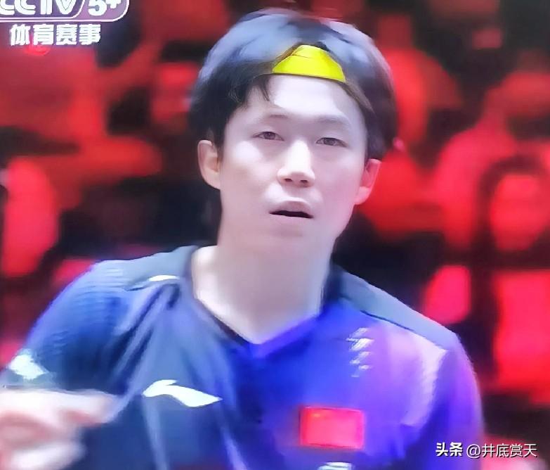 王楚钦以一个平球结束了与张禹珍的比赛。
今天这场争夺新加坡大满贯四强的关键比赛，