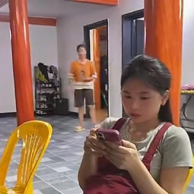 小潘和小秋在越南给小叔盖房子，马上就要竣工，中间发生了很多事情，令小潘和小秋没有