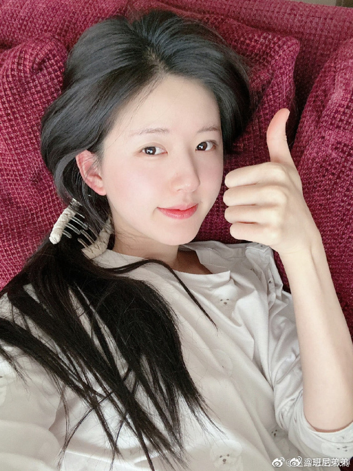 吴露可逃 就因为同色系的沙发就能联想不断，这硬磕吗[疑问] ​​​