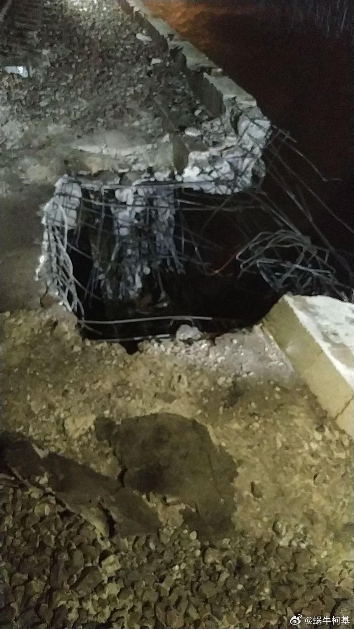 美国军方用巡航导弹袭击了伊朗北部的两座铁路桥梁，有七枚导弹被射向该区域，其中两枚