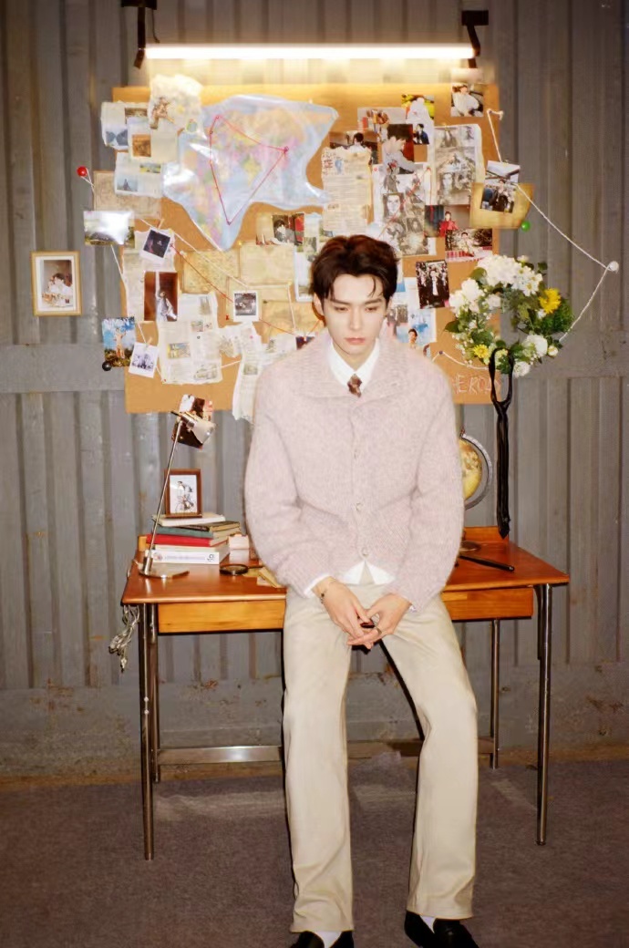 龚俊生日胶片照 龚俊生日胶片照，粉色毛衣外套复古随性，俊子和胶片的适配度好高啊，