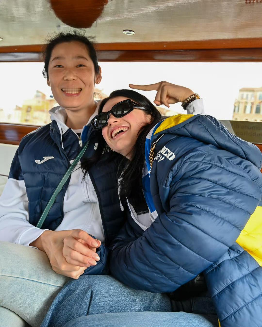 朱婷曾被键盘的利刃划得遍体鳞伤，黑粉的谩骂如潮水般将她吞没。她在深夜痛哭，也在质