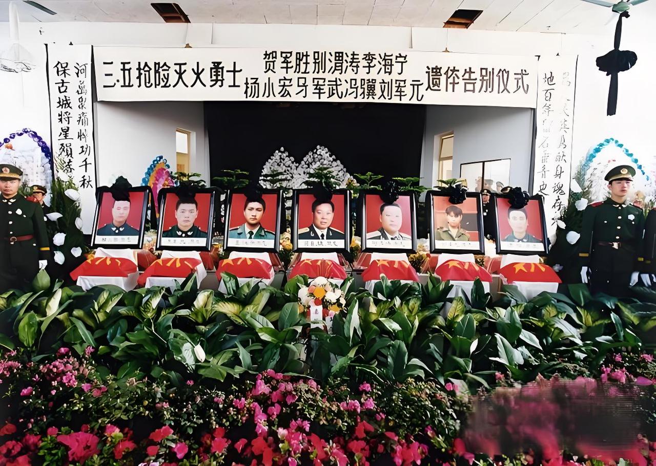 这是1998年3月，在西安举办的遗体告别仪式现场，这些烈士生前都参与了西安北郊“