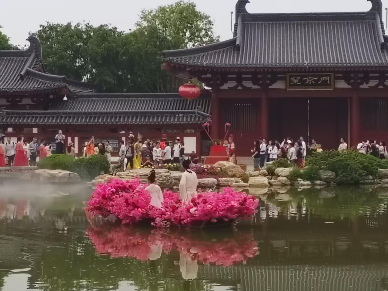 慕容超:      劳资在娘胎里的时候就差点一命呜呼，当上皇帝后放纵享受一下怎么