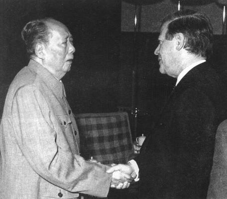 [太阳]1975年德国总理施密特访华时，给毛主席出了个超刁钻的问题，结果毛主席的