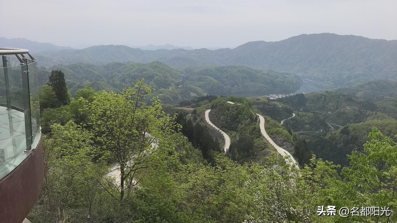 白鹿原的地貌形成，是由河水沖積、地壳运动和风力沉积三者共同作用的结果。

第一，