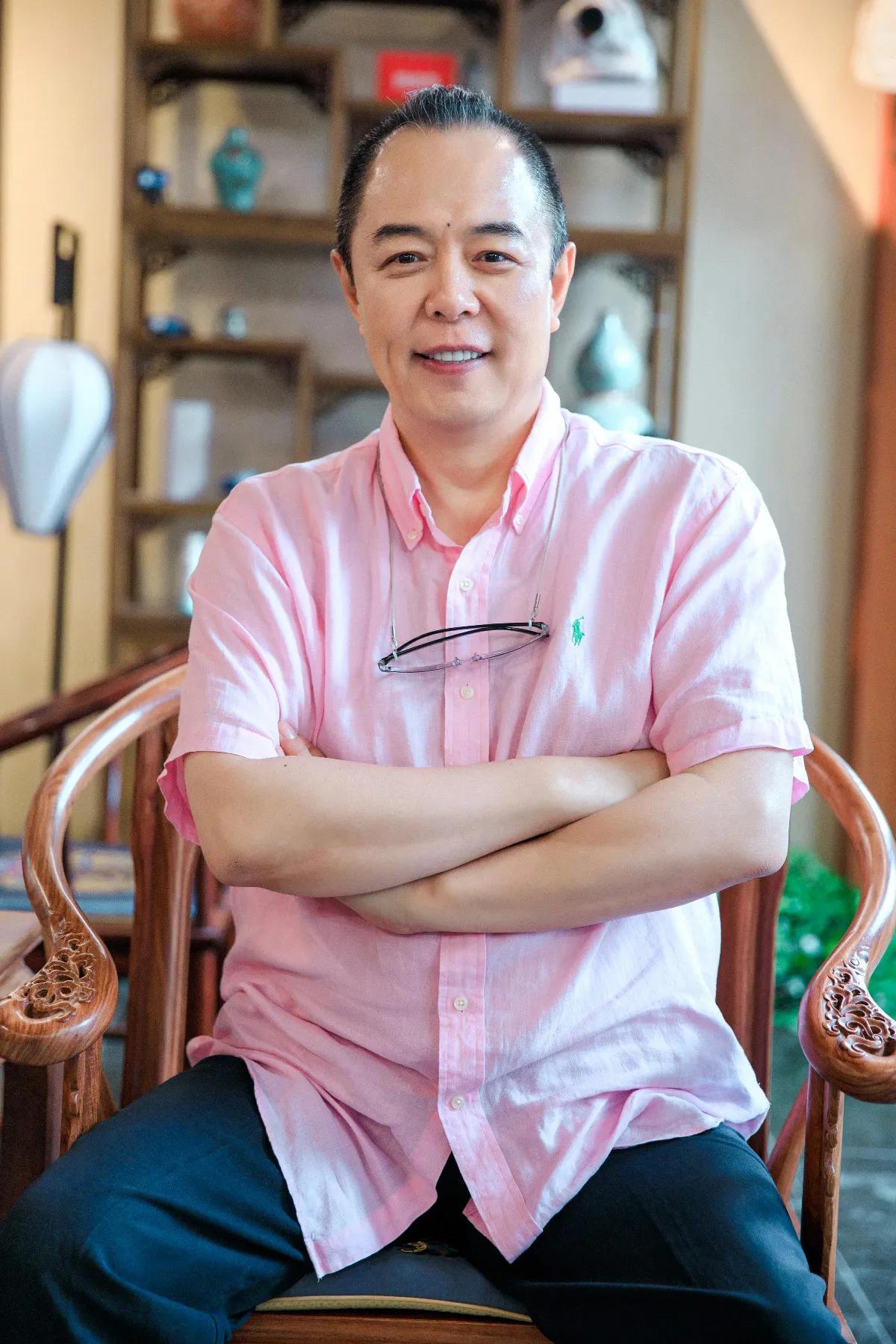 演员，张铁林说，谁说演皇帝舒服呀，我有一天在故宫拍一场大戏，底下是文武百官下跪，