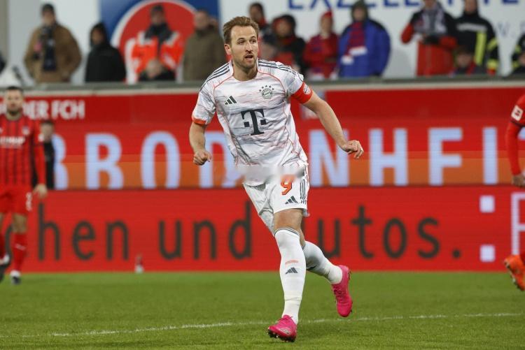 凯恩与拜仁的合同明年夏天到期。据德国天空体育记者Florian Plettenb