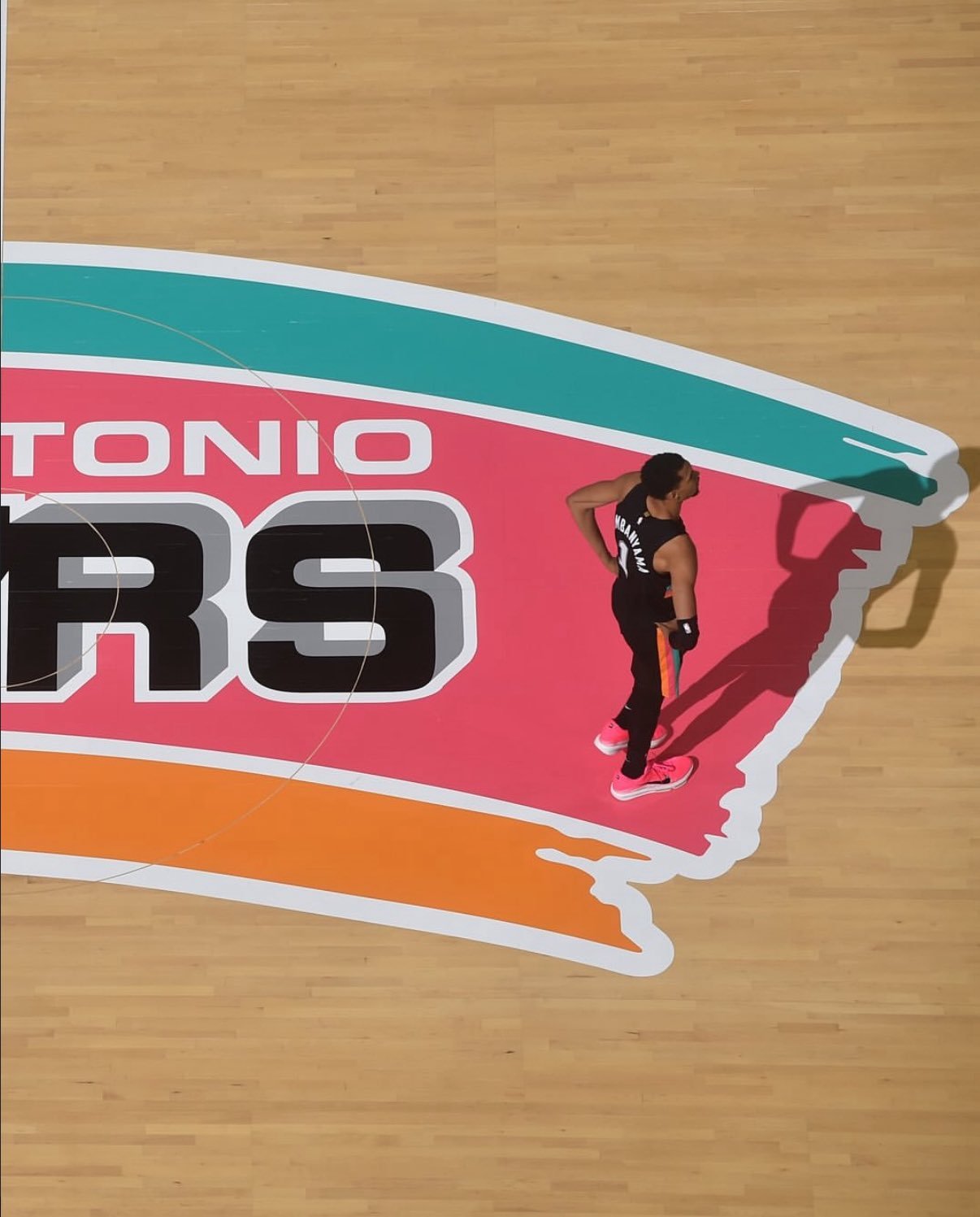 马刺官方宣布，季后赛首场比赛将使用嘉年华主题的球场和配色！开拓者vs马刺gowe