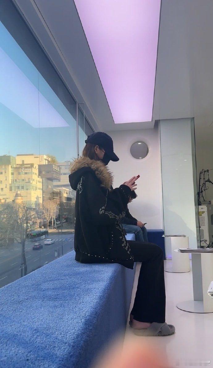 张元英看手机姿态张元英看手机坐姿张元英看手机姿态，看的我立马把我弯着的腰立马伸直