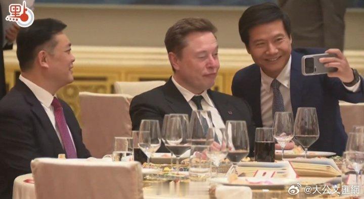 【特朗普访华欢迎宴会】马斯克与雷军库克玩自拍 马斯克绝对是这次访华的搞笑担当雷军