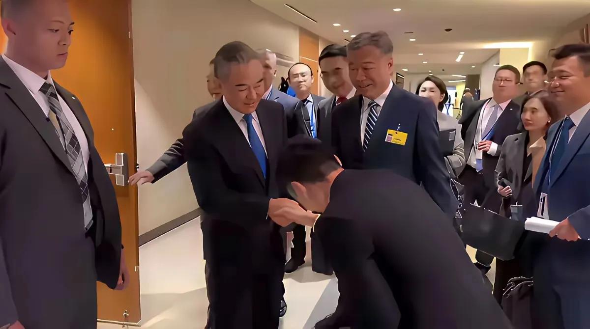 这个小伙子在联合国经常怼天怼地怼空气，如今，小伙子见到了长辈，立马躬身握手，弯腰
