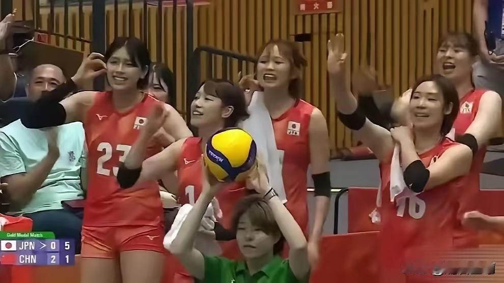 日本女排彻底尴尬了！
第三局10:2领先中国女排，日本场上球员、主教练以及替补席