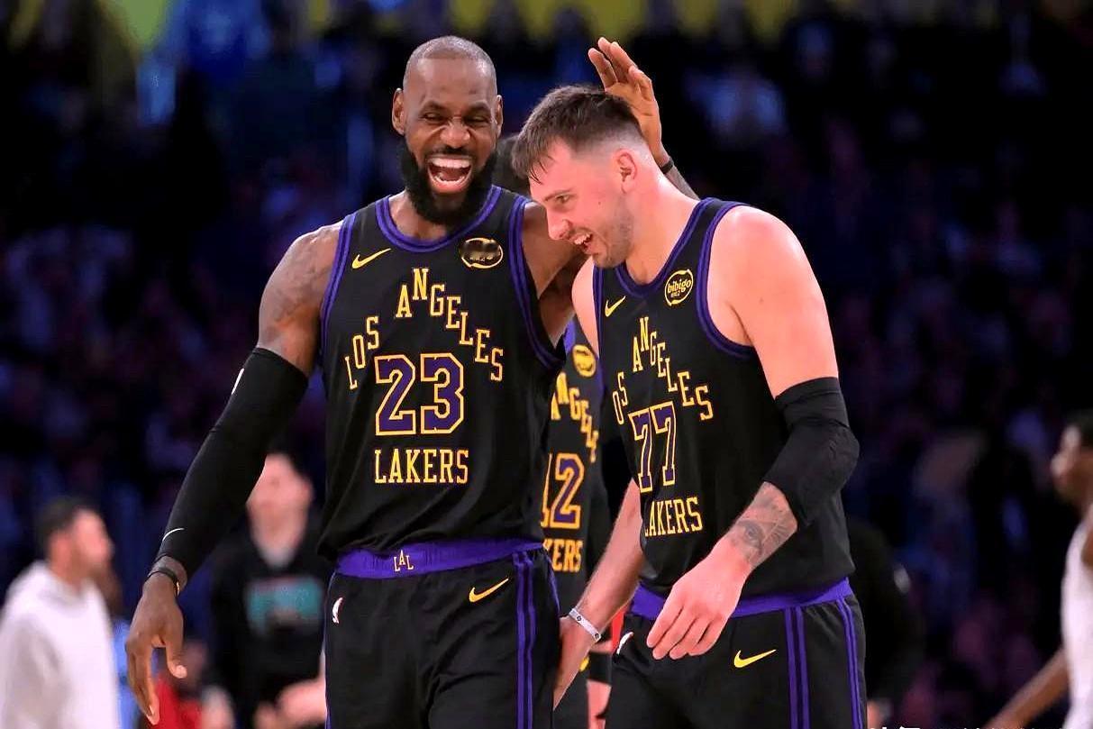 湖人不是詹姆斯的，这孩子19分钟就证明了。
 
计时器刚走19分钟，半场都没打完