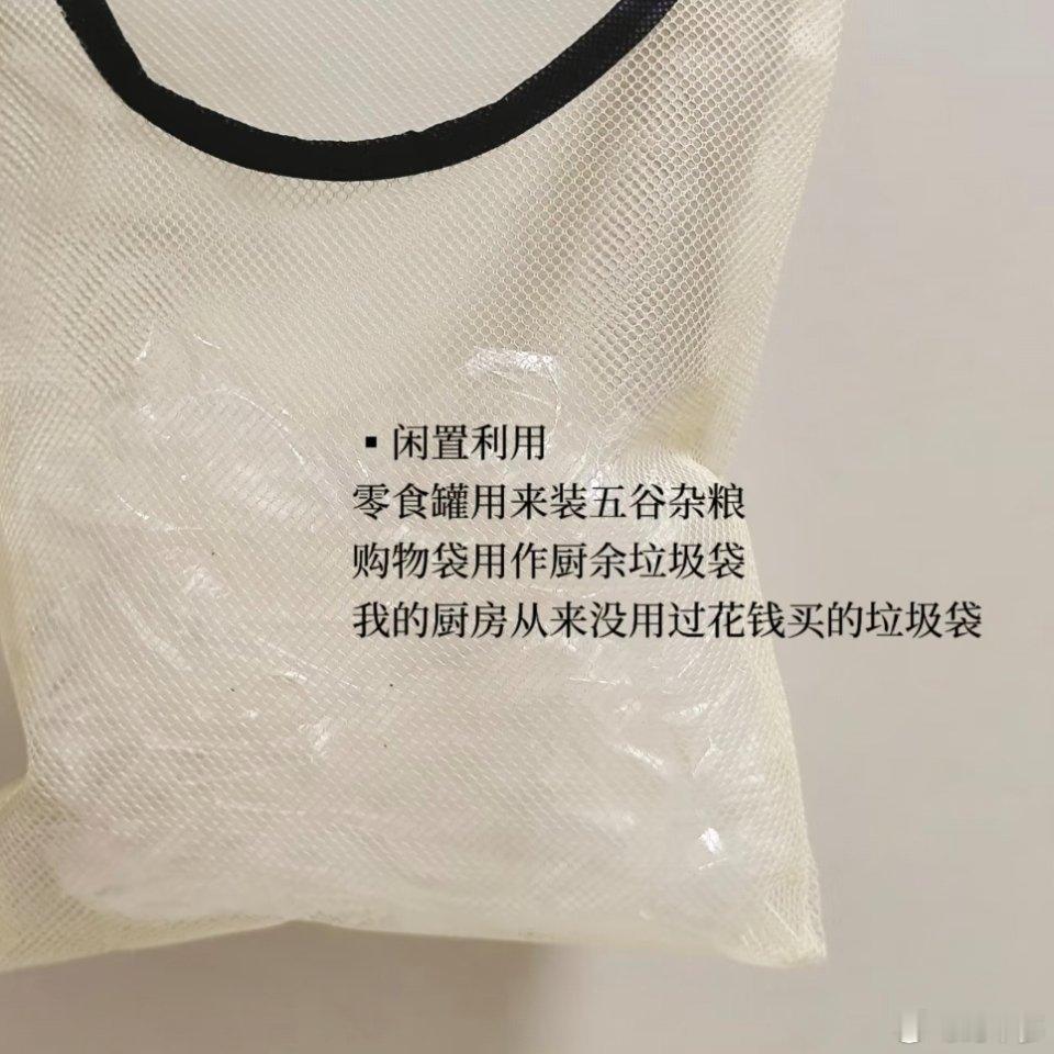  年轻人出门越来越极简了 慢慢戒掉出门带一堆东西，只留必备刚需，极简不将就，轻松