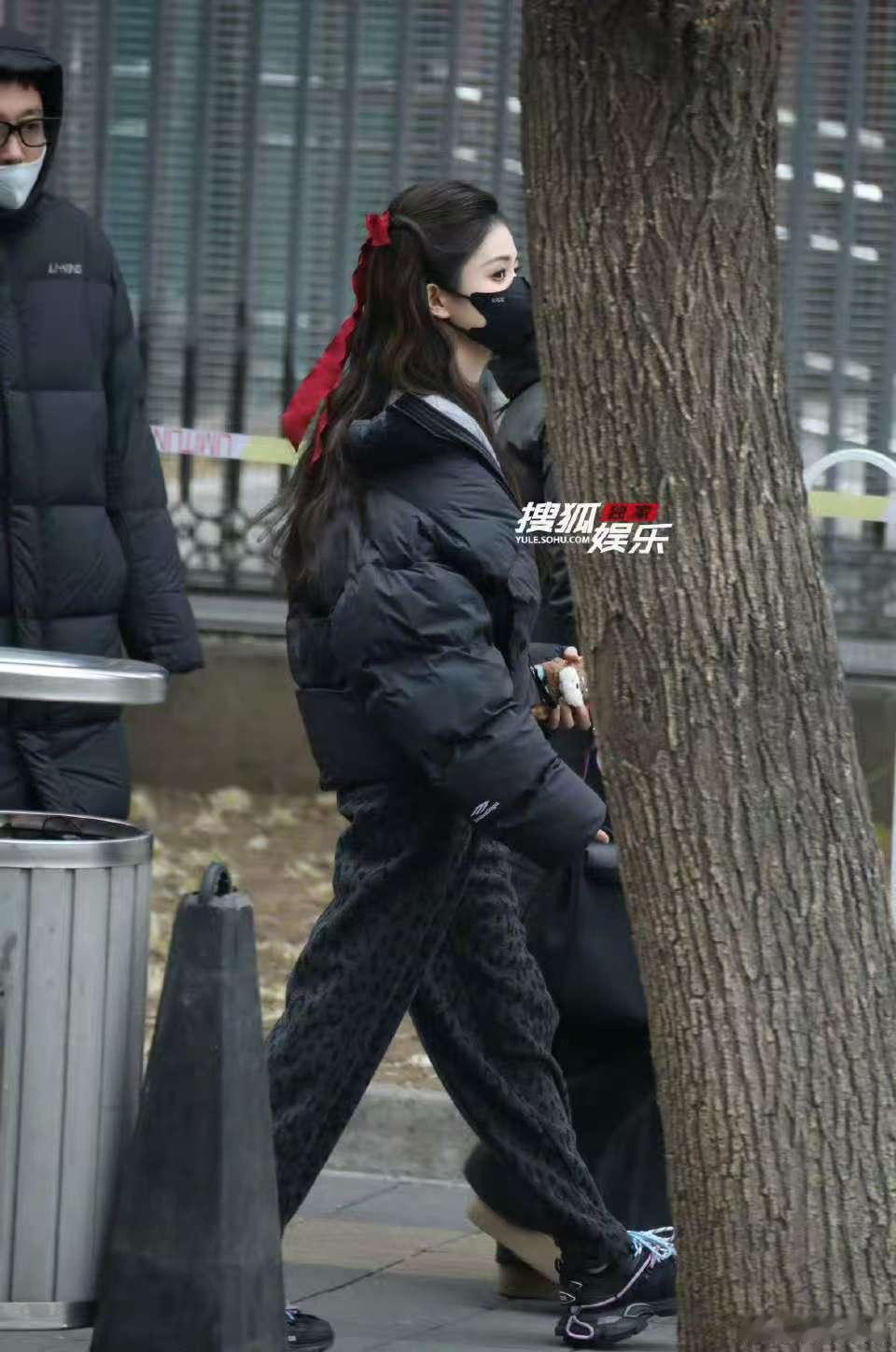 白鹿第二次春晚联排白鹿红色蝴蝶结公主头白鹿红色蝴蝶结公主头，哇塞好喜庆，绝了 