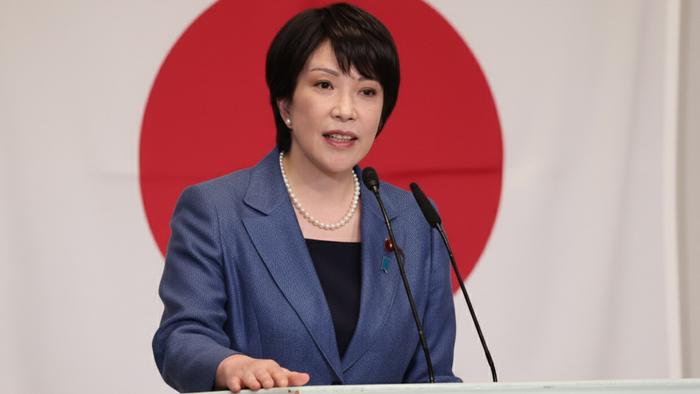 高市内阁上台以后，放松了加班时长，996福报模式开启。
2015年电通公司新员工