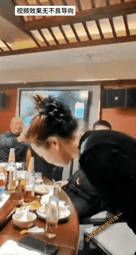 美女的喝jiu方式比较特别，不用手端杯，仅靠脖子和嘴巴就把一杯高难度的jiu喝了