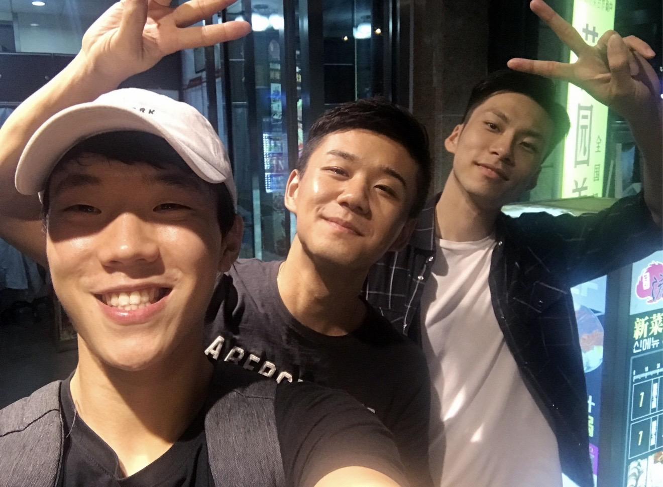 我们的青春回头看了我一眼。