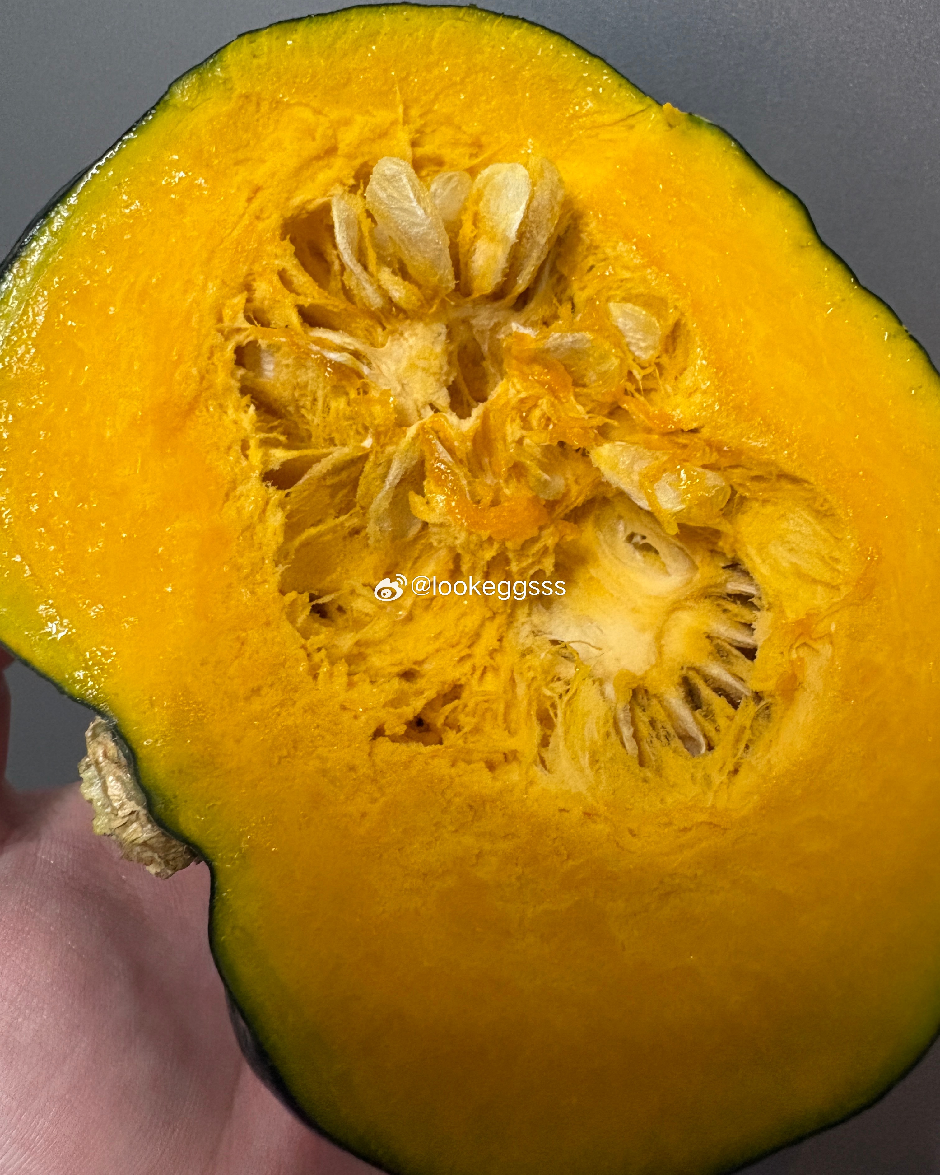 我是典型的夜猫子作息大晚上的烤了贝贝南瓜🎃和榴莲蜜薯🍠家里弥漫着浓郁的香气我