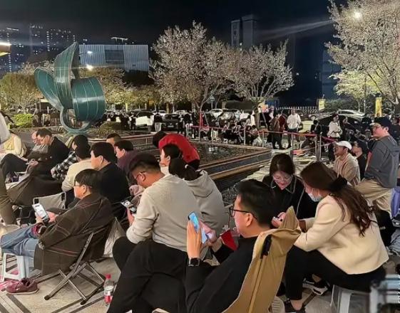 南京再现连夜排队抢房，这场景真是久违了。这背后或许有多种原因。一方面，可能是开发