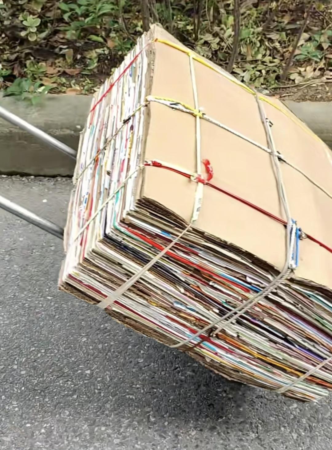 我这辈子是当不了这种板正人了。有些人收拾东西那叫一个厉害，卖破烂都能整得规规矩矩