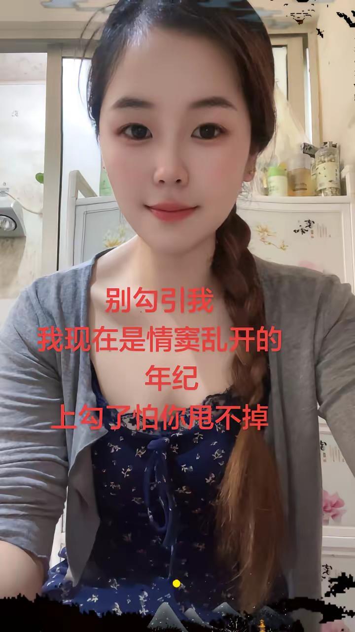 今天是麻花辫 碎花吊带裙 麻花辫简单发型