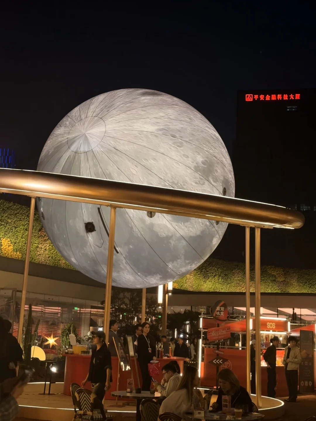 武汉SKP屋顶举办的生日庆“星球派对”