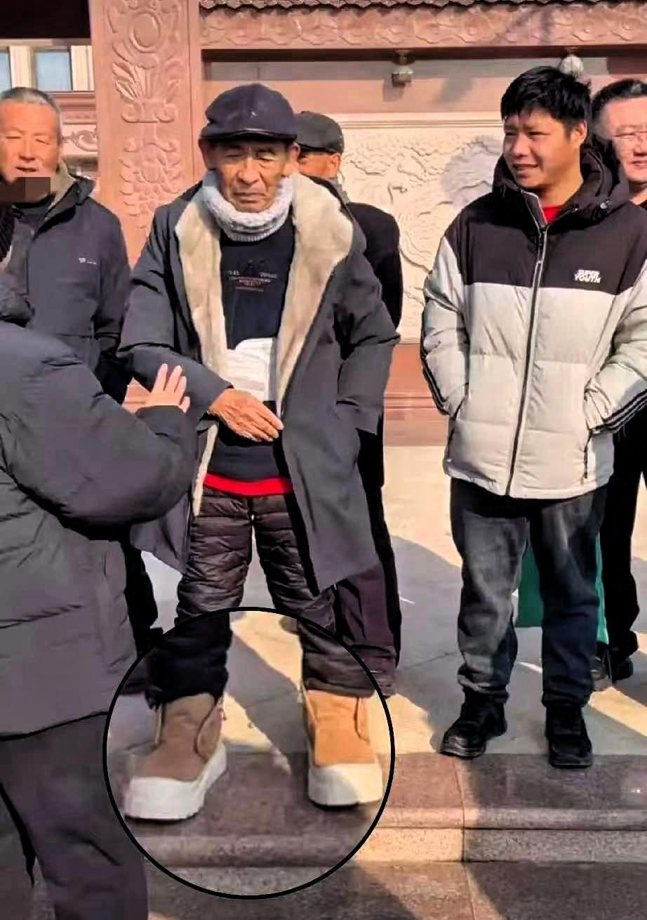 刘强东老爸，也回光明村了，
估计也要张罗着送年货，
看他脚上的鞋子亮了，以他的性