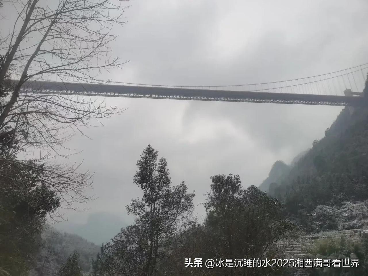 近日，湖南省境内气温骤降，下雪随之而来。湘西吉首市地处山窝窝里面，地势比较低，依