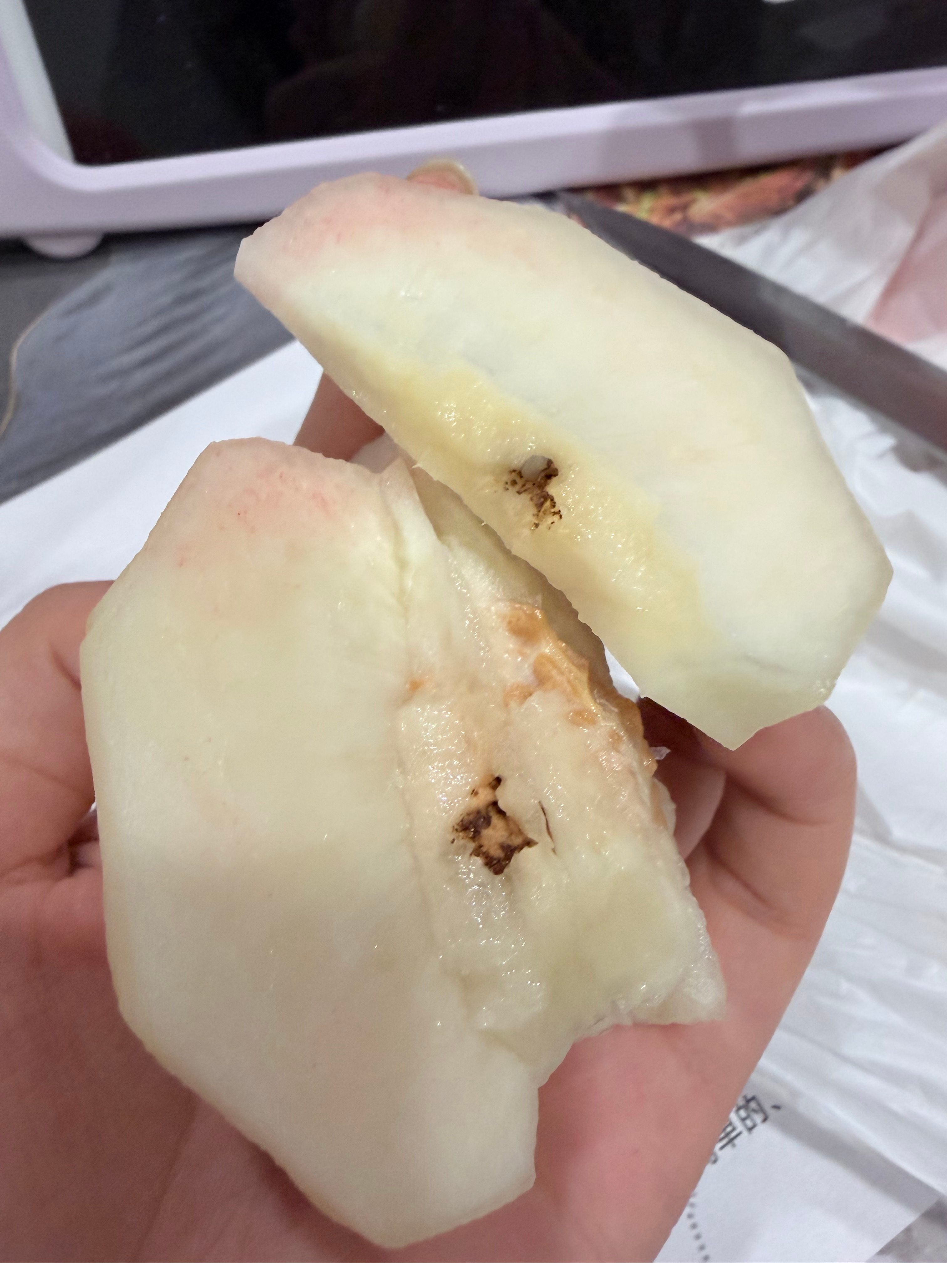 啊啊啊啊我的妈呀老铁！这桃子我已经吃了一半了💔一刀下去开出一条虫子 