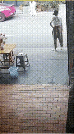 这个小店被这个女孩带火了，在这个女孩没有进店之前，整个小店没有一个顾客，冷冷清清