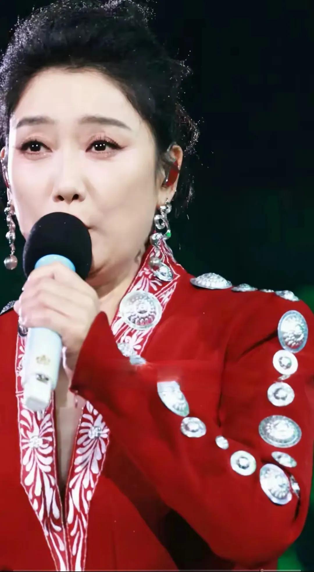 杨魏玲花，这位出生于内蒙古的歌手，今年44岁了，脸型圆润饱满，体态丰腴，越老越有