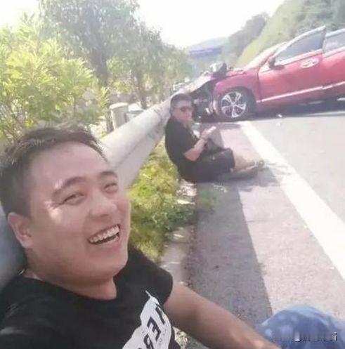 看你笑的这么灿烂，应该是对方全责。