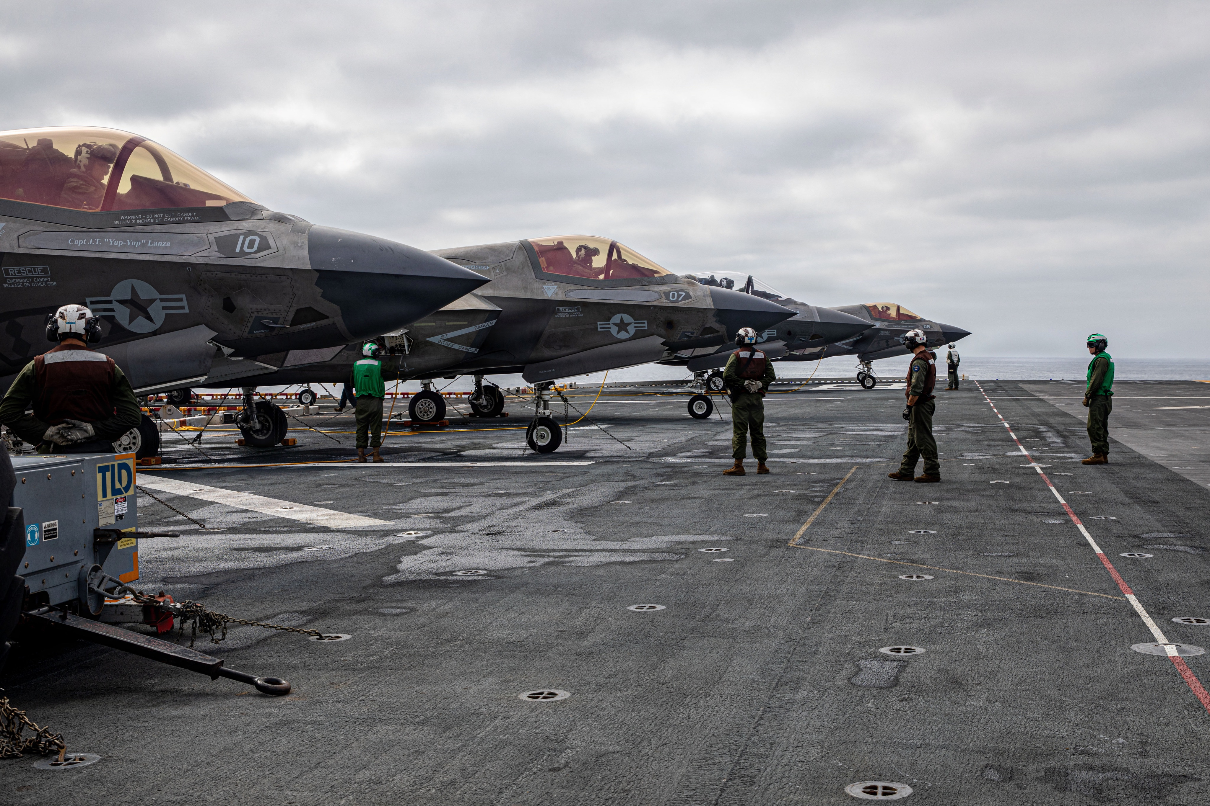 今日肥电 F-35B 闪电 II 飞机从马金岛号两栖攻击舰（LHD 8）上起飞 