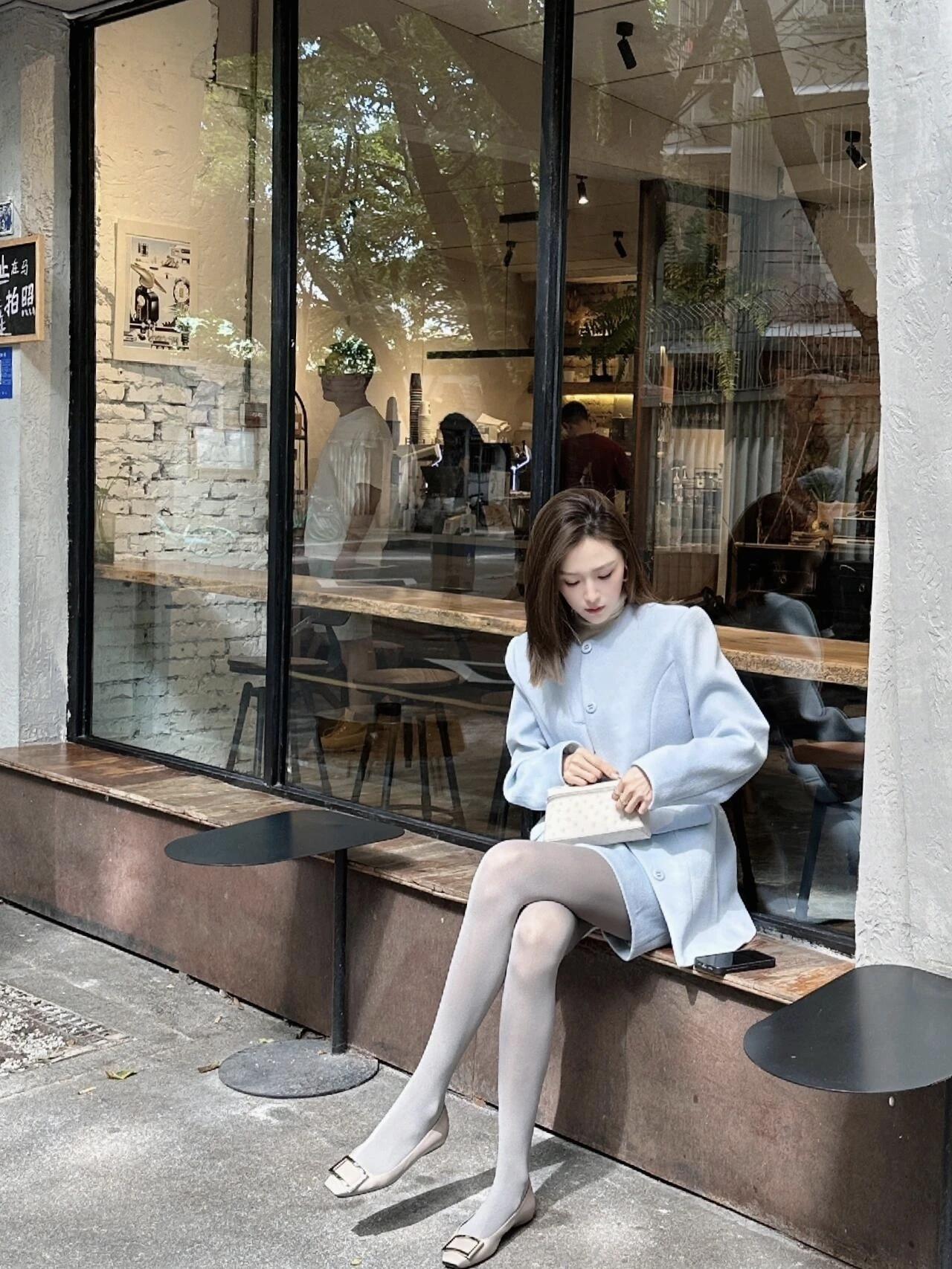 “蓝西装+灰裤袜”，干练得体，简约又时髦的优雅魅力