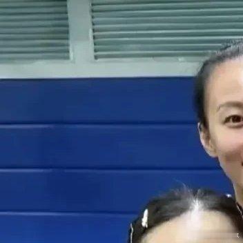 在乒超联赛半决赛中，上海龙腾队虽不敌孙颖莎领衔的深大俱乐部止步出局，但队员杨屹韵