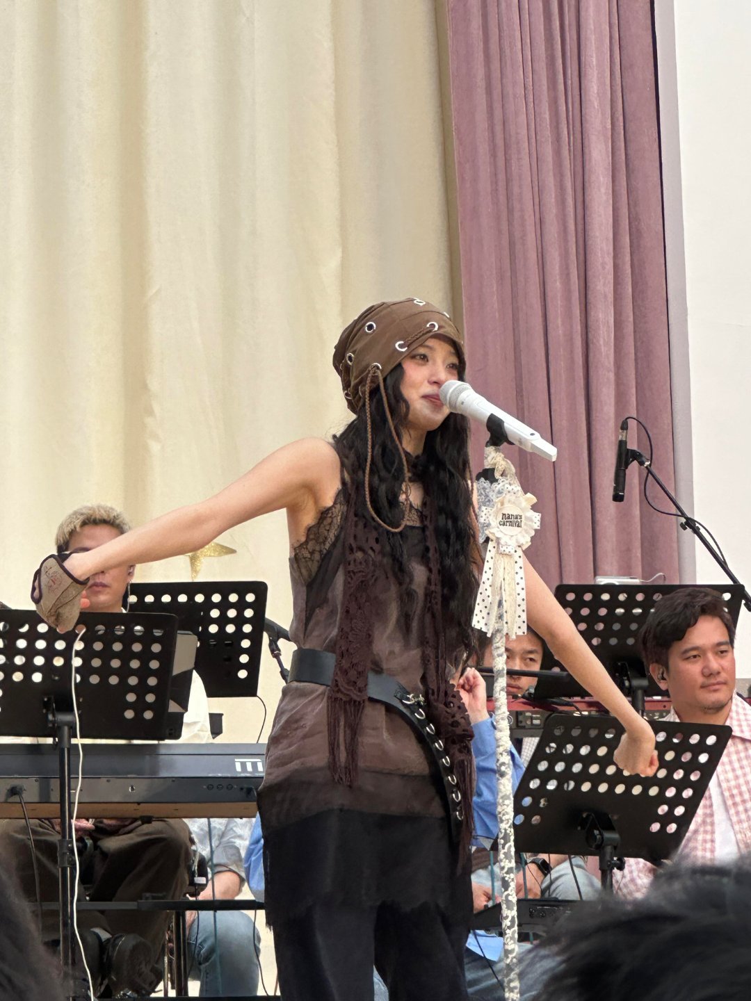 欧阳娜娜音乐会的彩带竟然是她的照片，被这个小小娜可爱晕了！！！在审美这一块儿她真