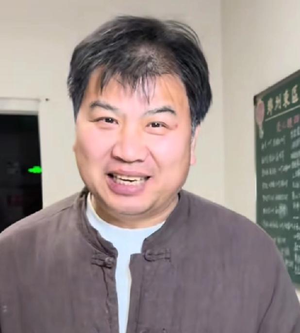 武林外传张清，真活成佛了，吾家素食公益餐厅，把寺庙施粥搬到了闹市，功德洒满人间，