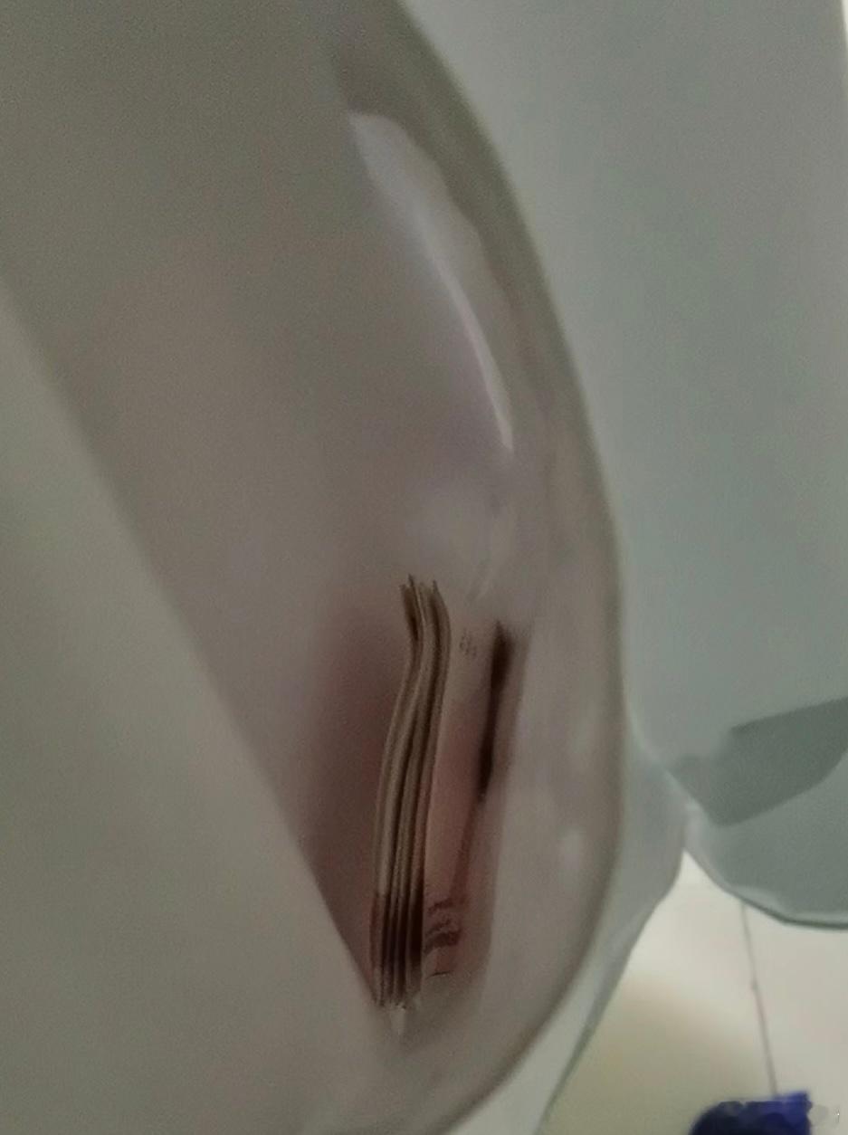 哈尔滨一名医生在手术前收下了患者家属的6000元红包。      手术之后，这名