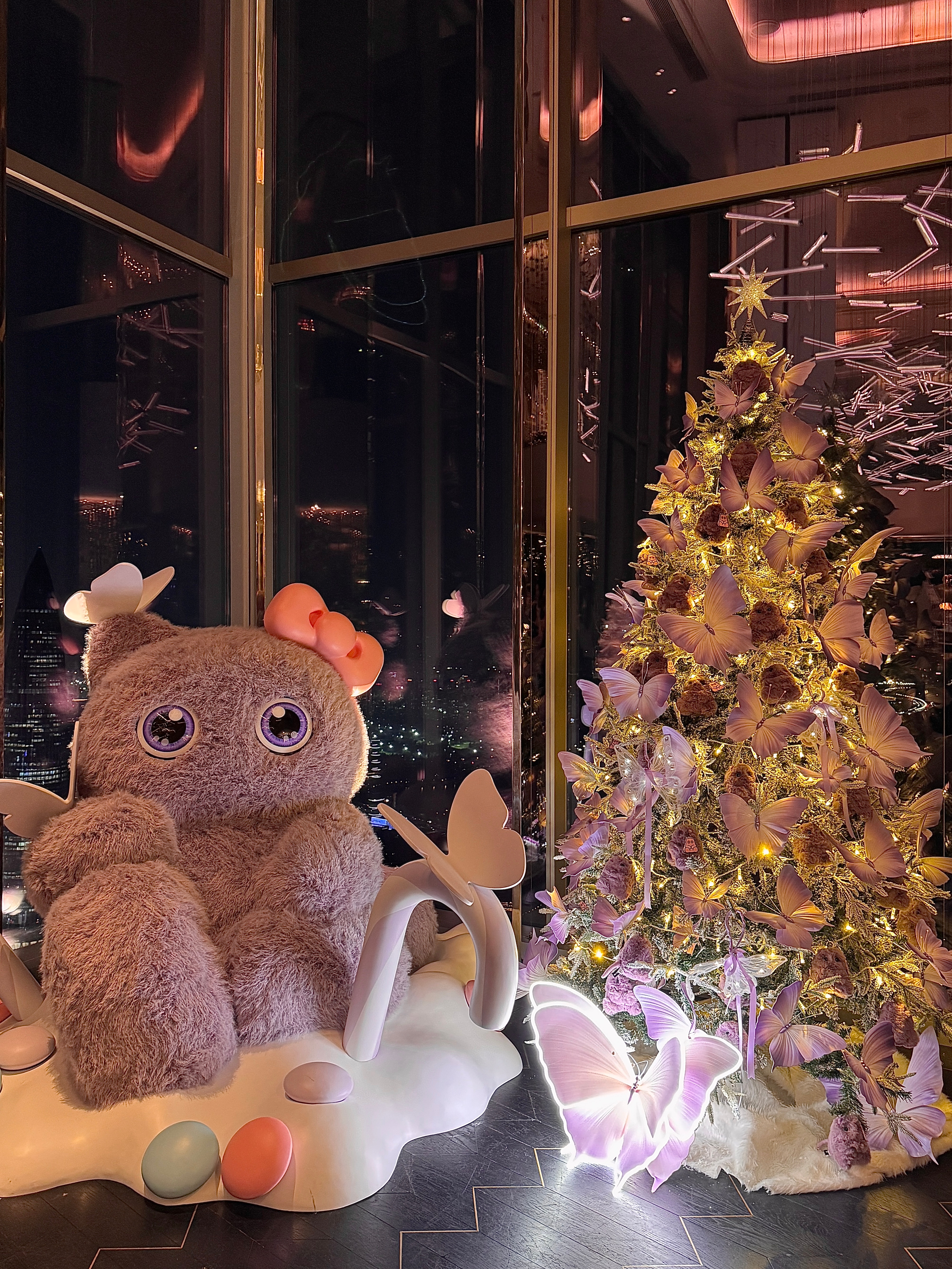 来参加深圳鹏瑞莱佛士酒店的圣诞季亮灯鸡尾酒会🎄每年的圣诞节变成老友们一期一会的