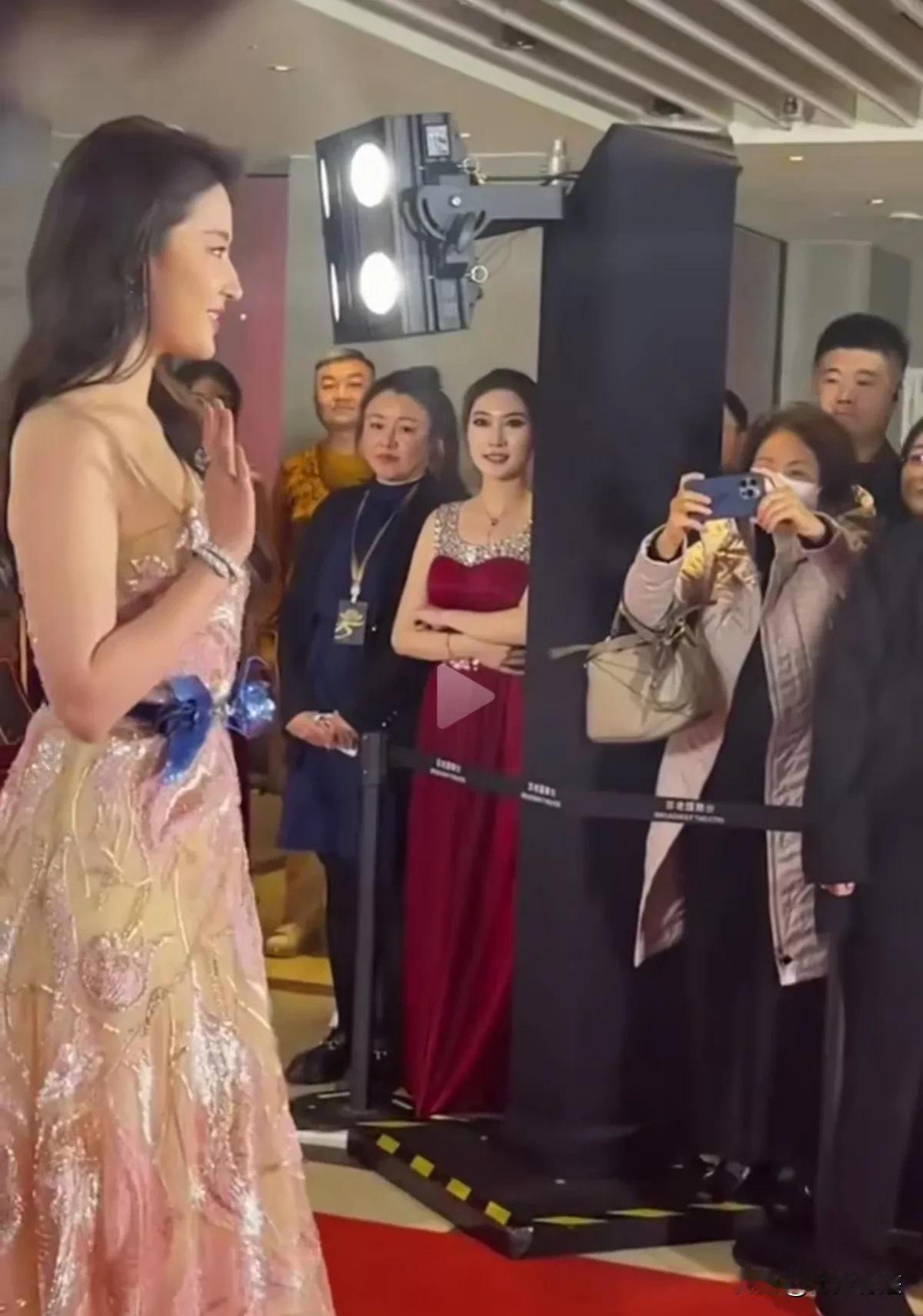 刘亦菲的美，真的是叫连女人都会被征服的！看看旁边那位红裙美女，她看刘亦菲的眼神，
