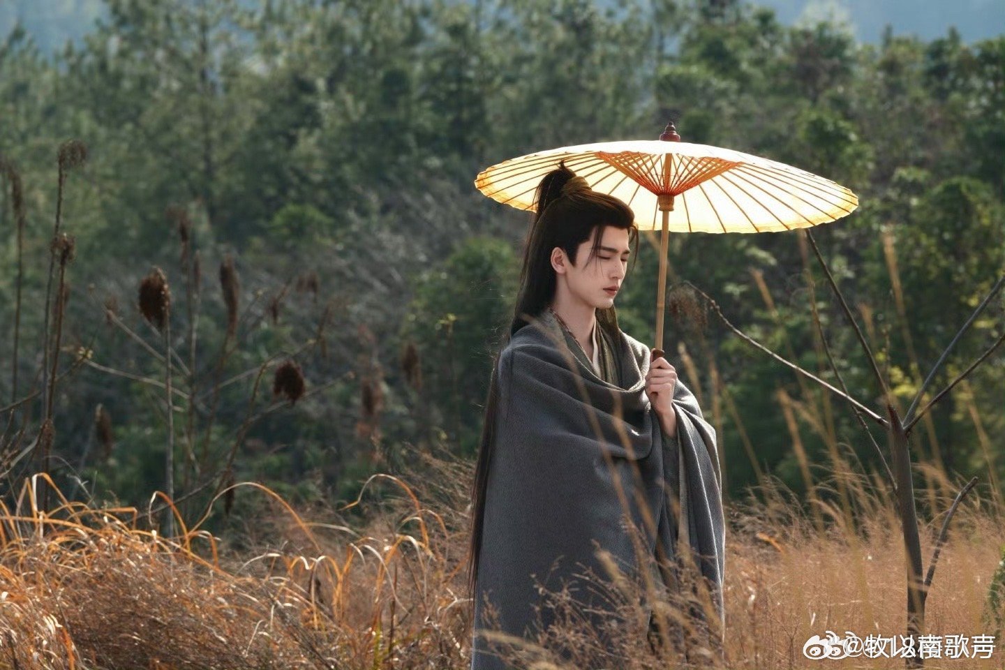 张凌赫这种帅哥演戏装脆弱最狠了终于不用蹲路透啦！谢征侯爷帅气登场，肩宽腰挺气场拉