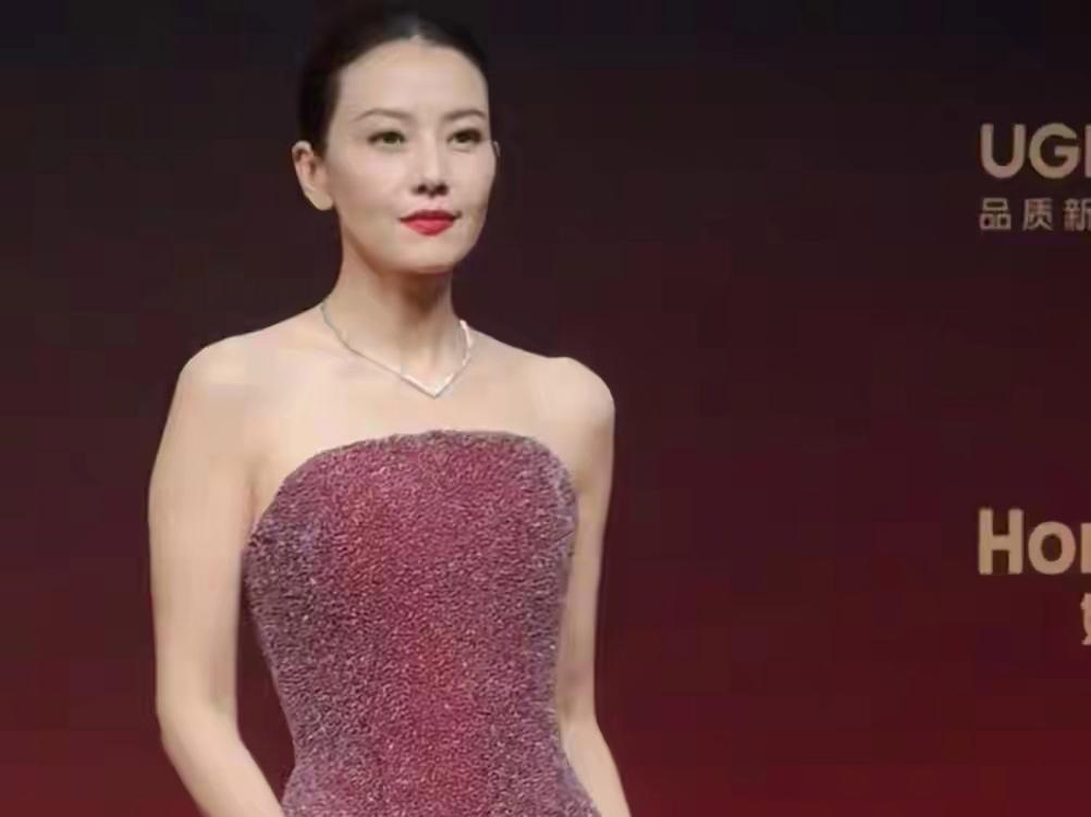 厦门首届代言人影响力盛典的红毯上，高圆圆一袭红色细闪抹胸长裙优雅亮相，搭配标志性