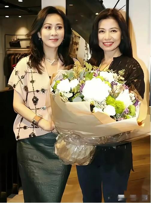 年轻时候的刘嘉玲长相比较普通，想不到年龄大点之后看着竟然比钟楚红更有魅力。她是肤