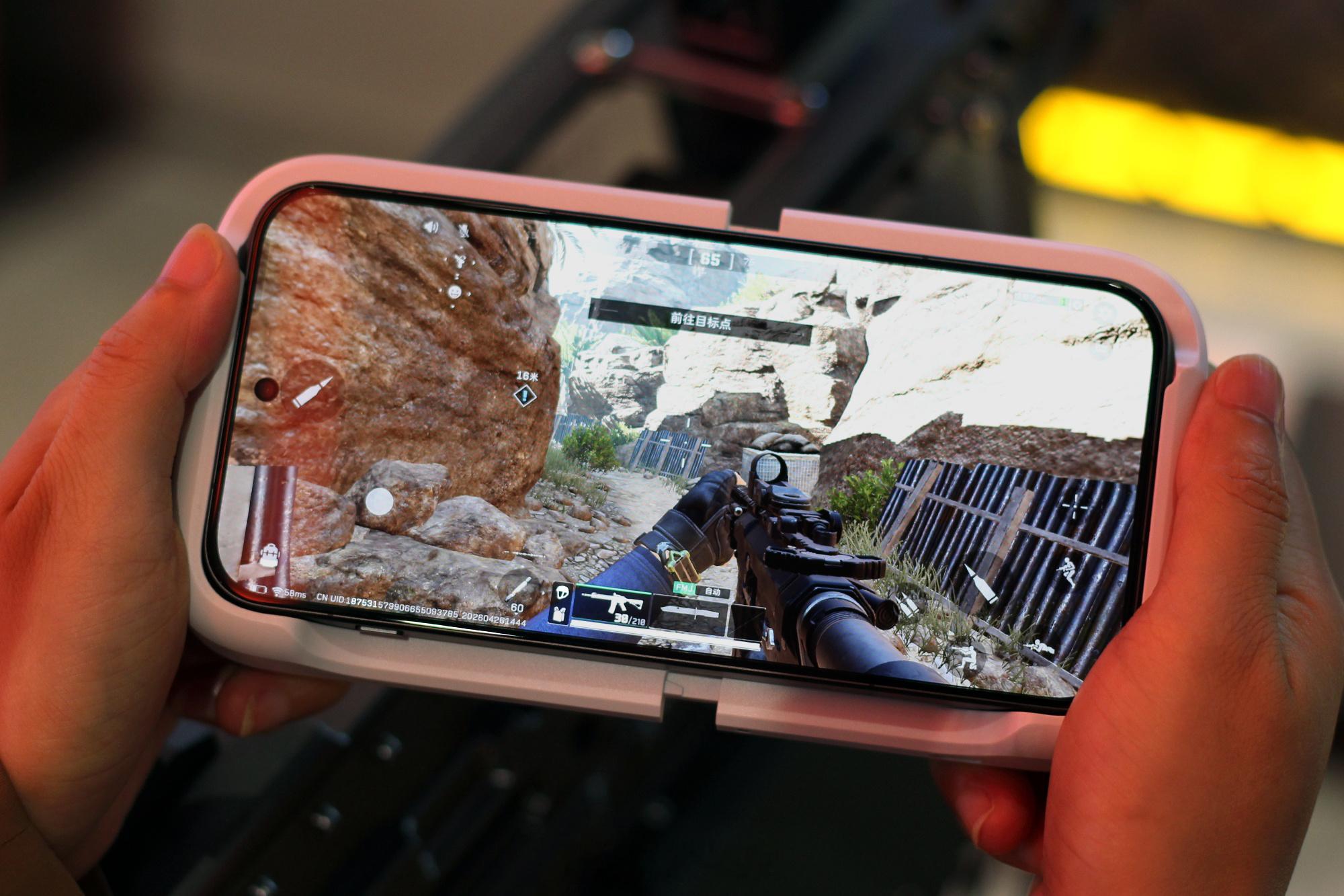 拿到一加 Ace6至尊版的第一感觉，克制内敛的高级感「王牌觉醒」机身背部3D立体