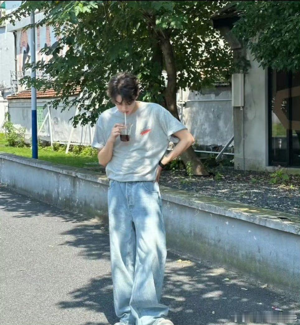张雨剑因为孩子的事直接被雪藏了，田栩宁不会也会被雪藏吧，他这个事情还太复杂[二哈